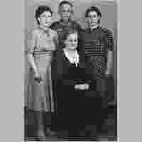 111-3453 Wehlau 1942. v.l. Elise Reich, Walter Wittenberg, Gertrus Theophil. Vorne Anna Dietrich.jpg